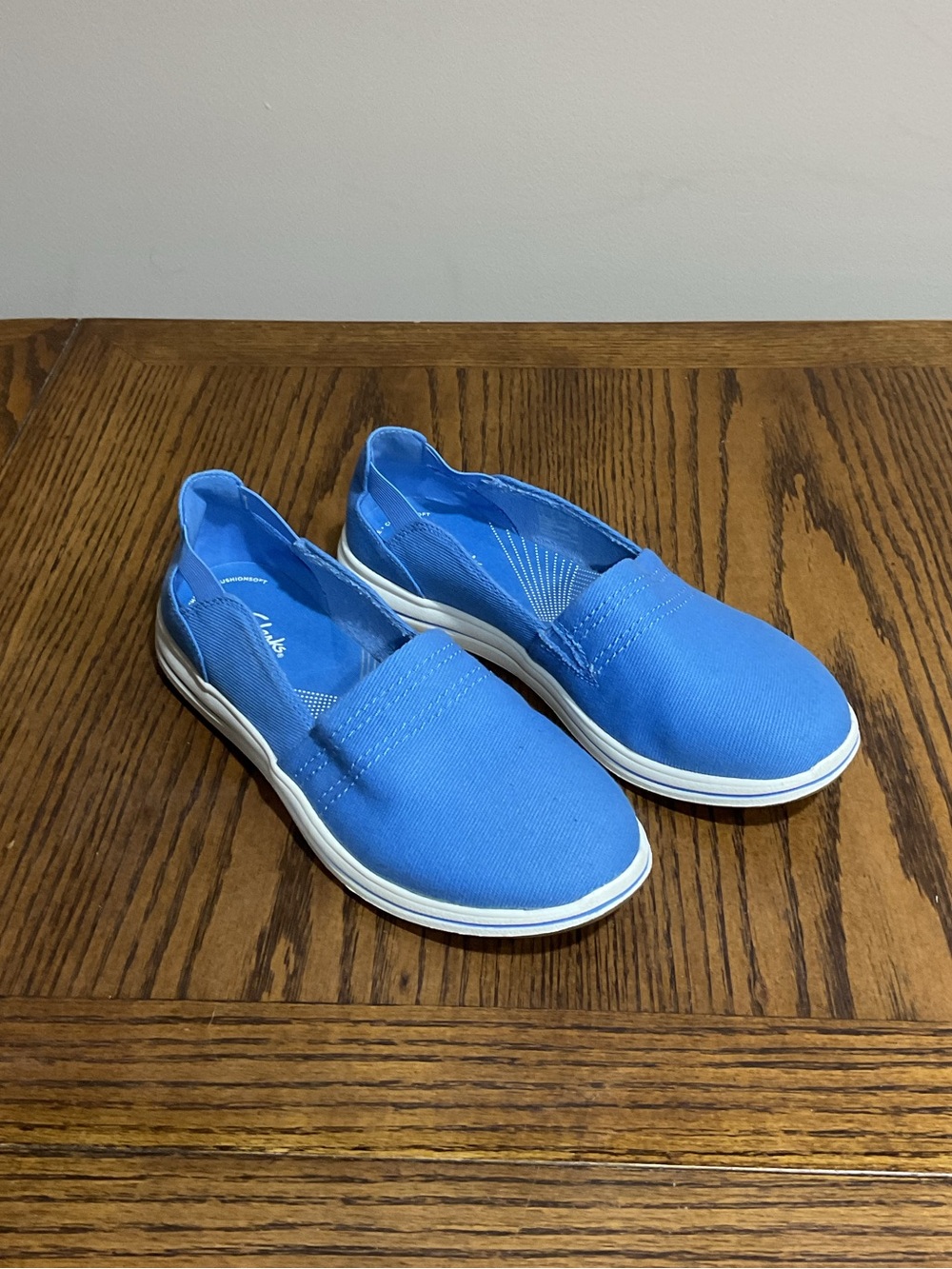 Clarks Women’s Bright Blue Slip-On Canvas Flats 7wide